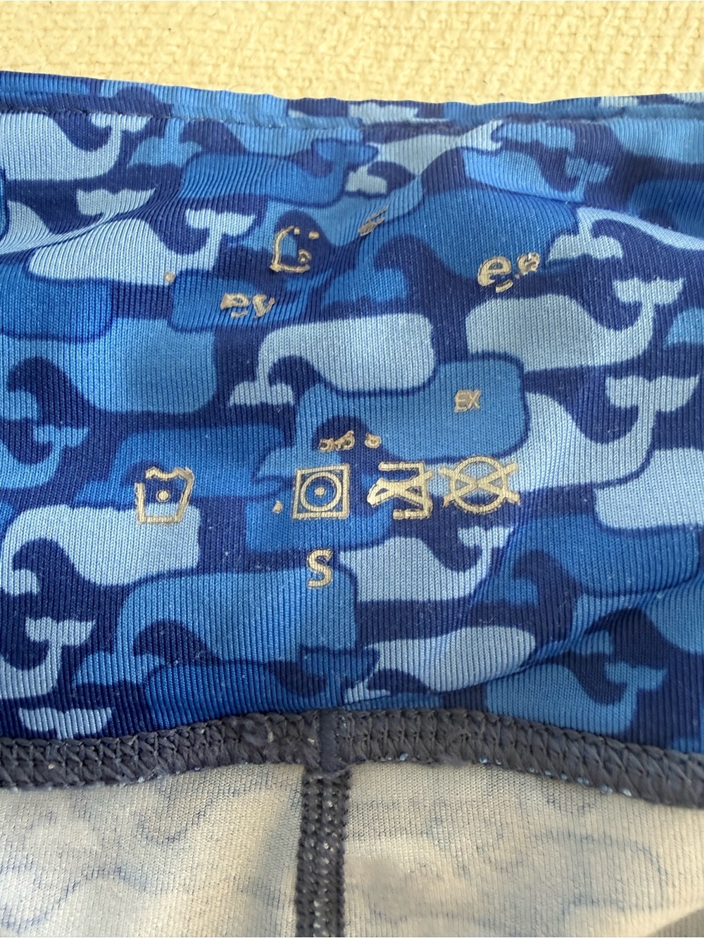Vineyard Vines Women’s Performance Leggings in Blue Whale Print - Picture 4 of 4